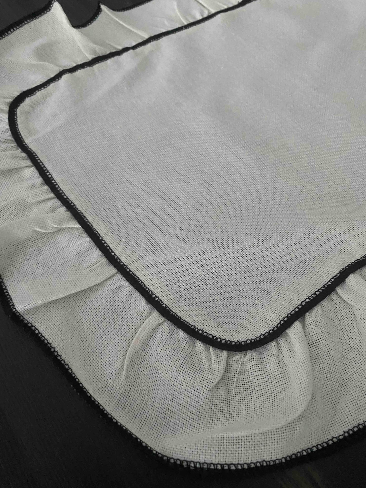 Тишлайфер от памук с волани Black Edge, 110см