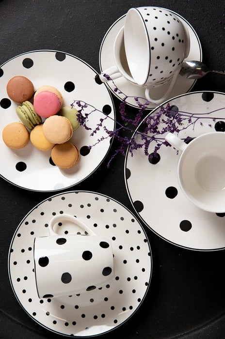 Средно голяма чиния от порцелан Dotty, 20см