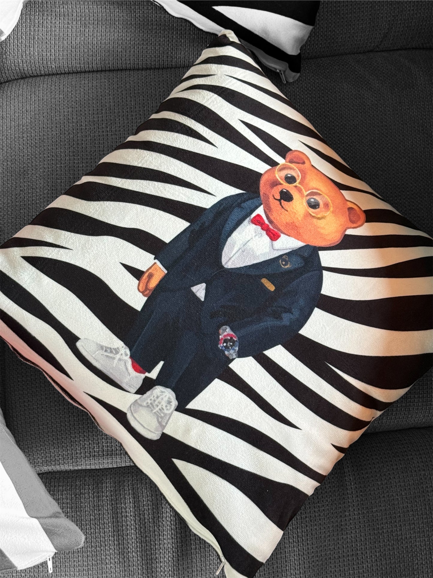 Декоративна калъфка от кадифе Teddy Tuxedo