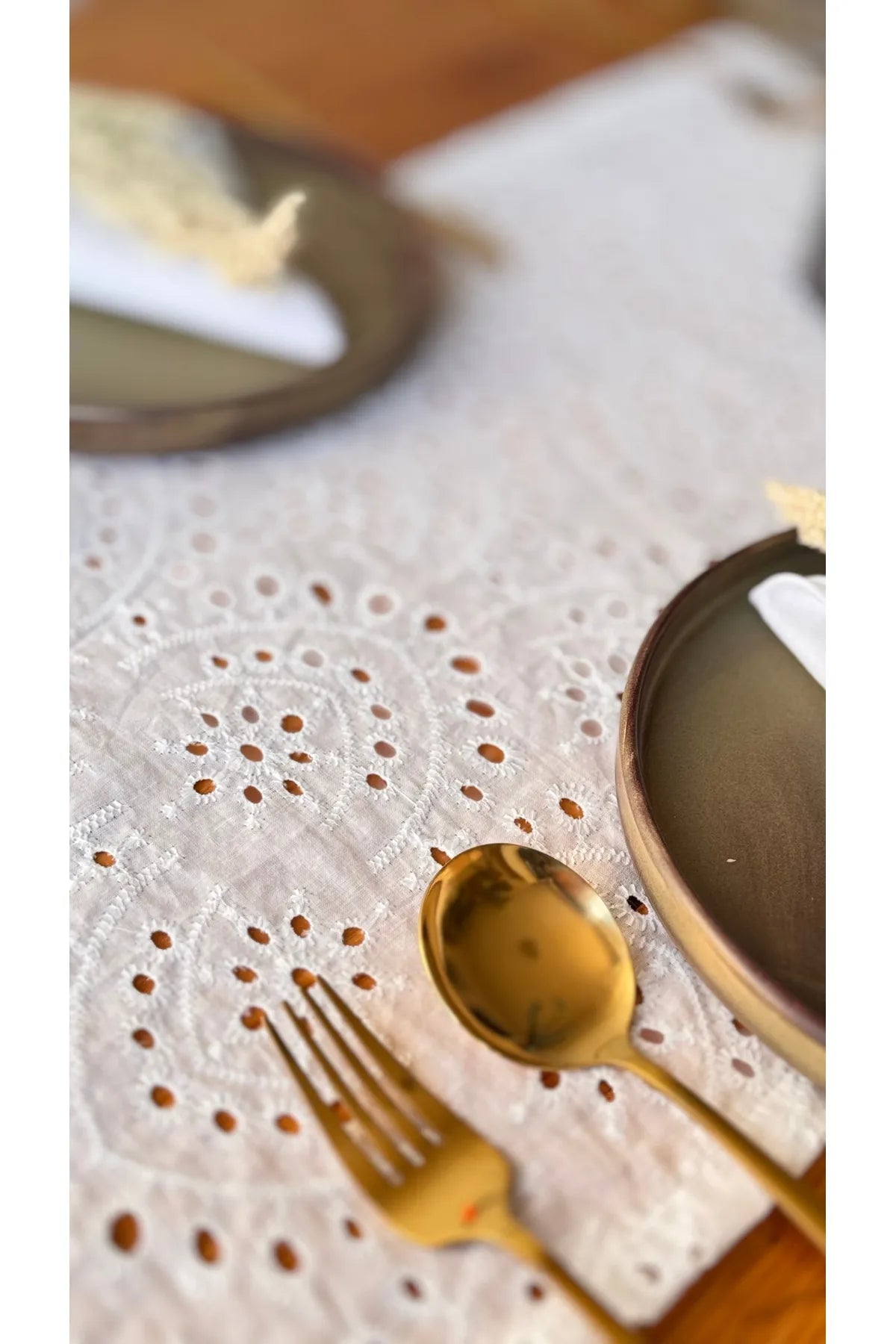 Тишлайфер с английска бродерия Grace, 120см