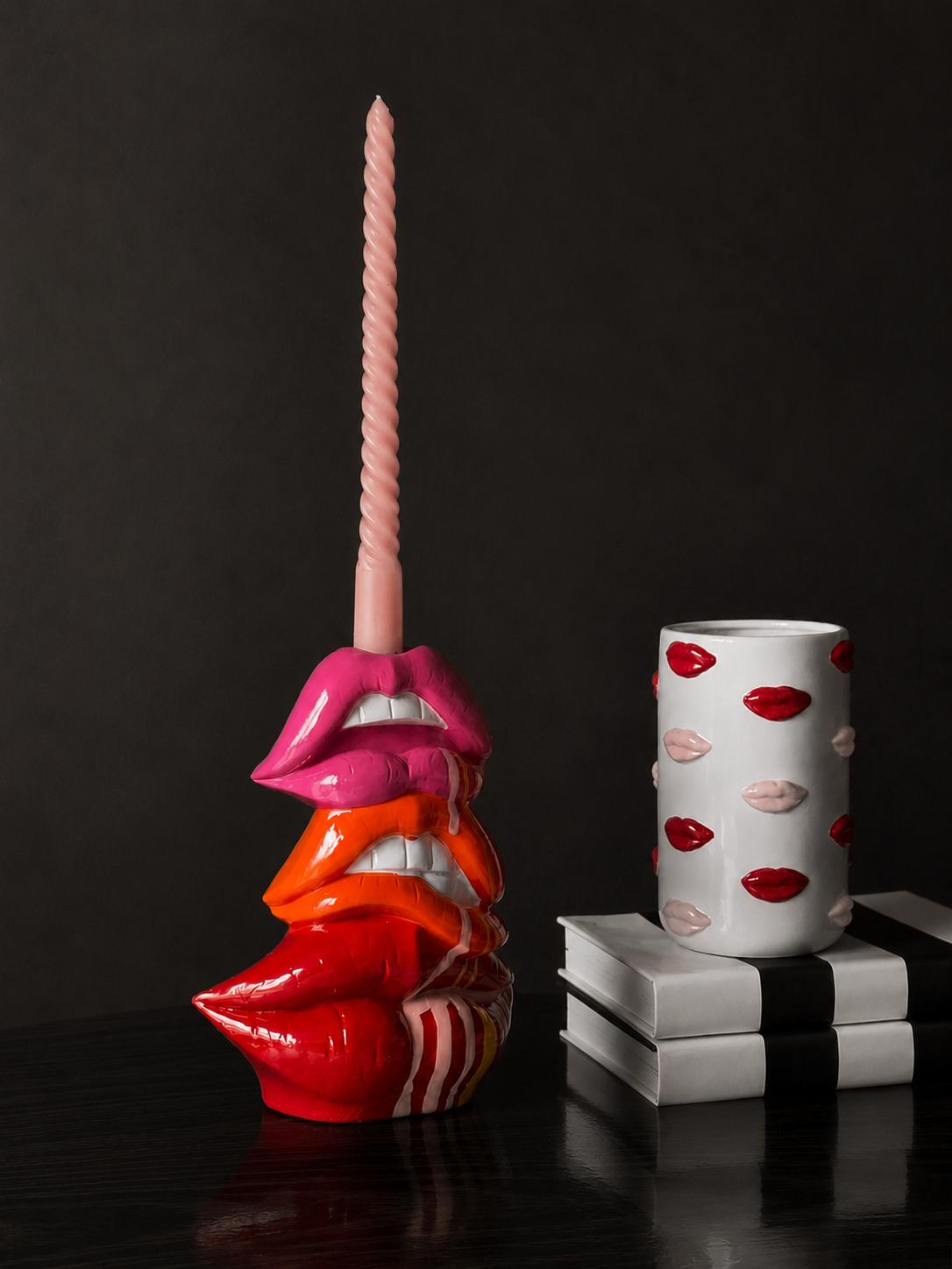 Свещник от полирезин Lips, 21см