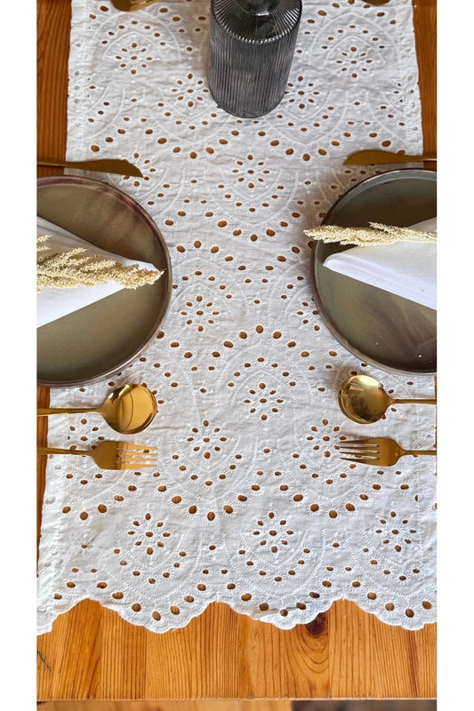 Тишлайфер с английска бродерия Grace, 120см